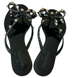VALENTINO GARAVANI ROCKSTUD SANDLE IN BLACK